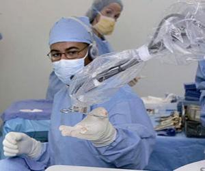 пазл Хирург готовы работать на пациента в операционной комнате
